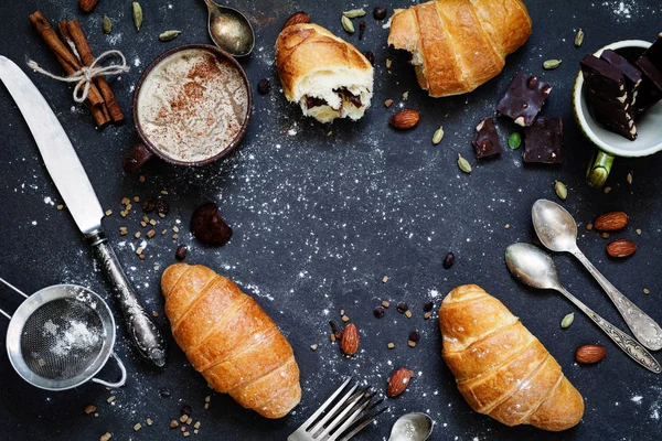 Croissants met koffie en chocolade — Stockfoto