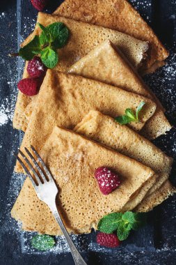 Ahududu ve pudra şekeri ile krep