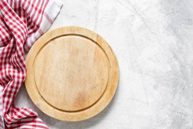 Eski pizza yönetim kurulu ve masa örtüsü