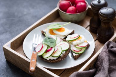 Kahvaltı sandviç turp, salatalık, yumurta ve taze peynir