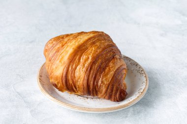 Bir plaka üzerinde taze kruvasan