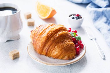 Kruvasan, reçel, taze meyve ve kahve