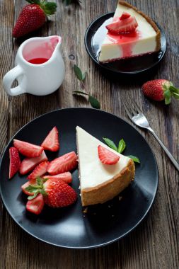 Cheesecake, çilek sosu ve taze çilek