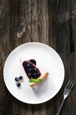 Cheesecake Siyah frenk üzümü ve yaban mersini sosu ile Üstten Görünüm
