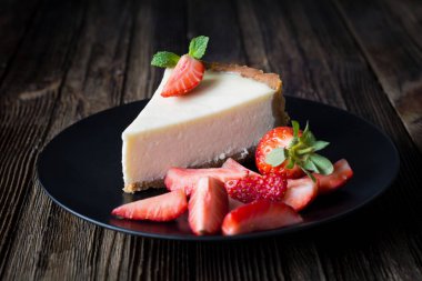 Siyah plaka üzerinde çilek Cheesecake