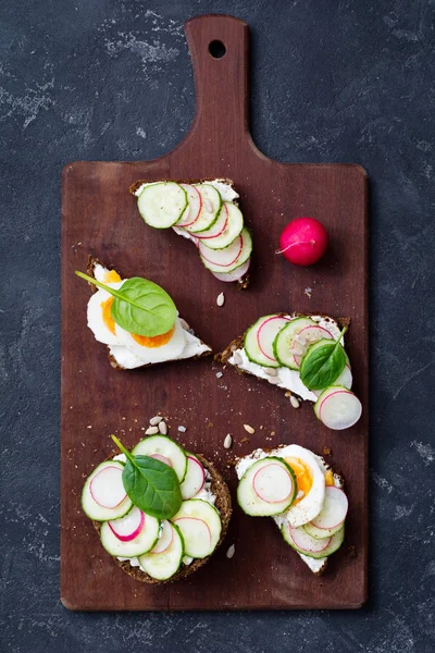 Набір здорових тостів з редькою, огірком, яйцем та шпинатом — стокове фото