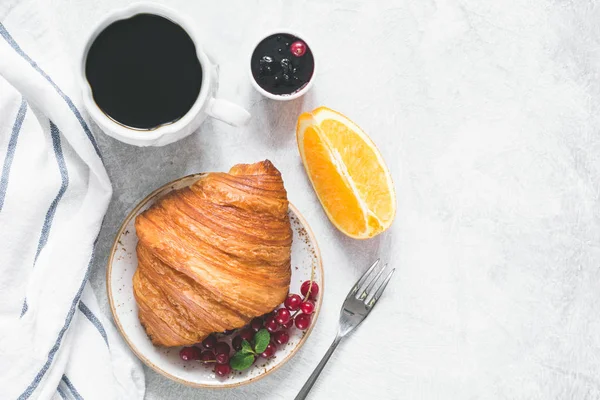 Rohlík, černá káva, marmeláda a plátek pomeranče — Stock fotografie