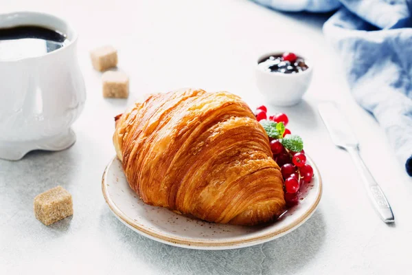 Континентальный завтрак с круассаном и кофе — стоковое фото