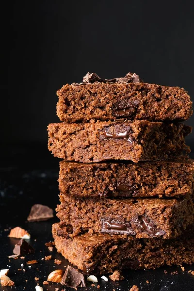 Brownies de chocolate escuro sobre fundo preto — Fotografia de Stock