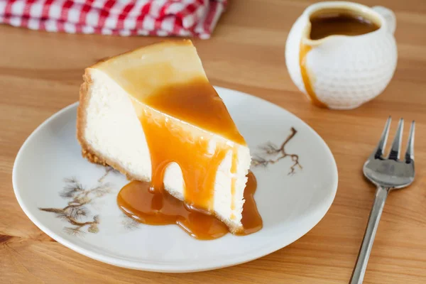 Bolo de queijo com molho de caramelo — Fotografia de Stock