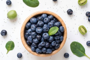 Bir kasede taze yaban mersini