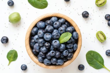 Bir kasede taze yaban mersini