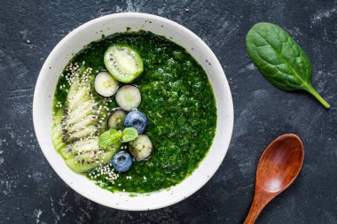 Yeşil ıspanak yüzlü kase