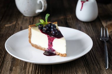 Siyah frenk üzümü soslu cheesecake dilim