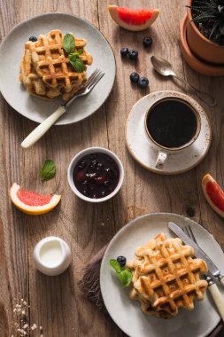 Kahvaltı: waffle, kahve ve taze meyve