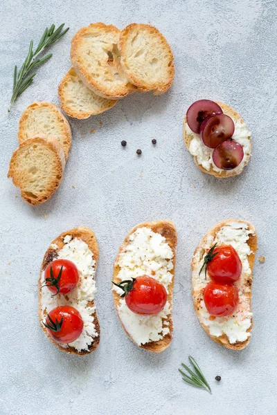 Bruschetta de tomate asado y queso ricotta — Foto de Stock