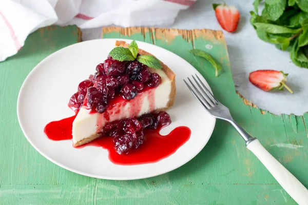 Cheesecake with sweet cherry sauce — Stock Photo, Image
