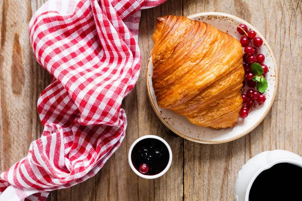 Continentaal ontbijt: croissant, koffie en jam — Stockfoto