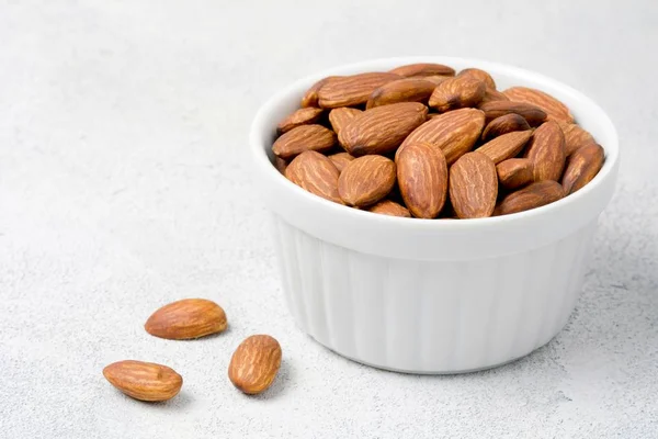 Almendras ecológicas en bol —  Fotos de Stock