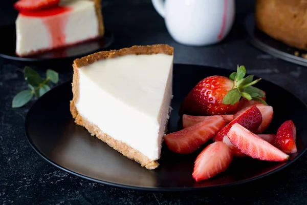 Φέτα πεδιάδα cheesecake και φρέσκες φράουλες — Φωτογραφία Αρχείου