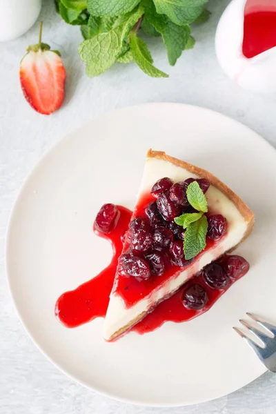 Vue de dessus de tranche de gâteau au fromage avec sauce cerise — Photo