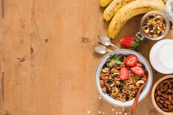 Comida saludable para el desayuno en mesa de madera — Foto de Stock