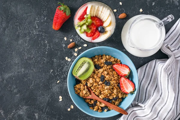 Gesunde Kost zum Frühstück: Haferflocken, Joghurt, Obst und Milch — Stockfoto