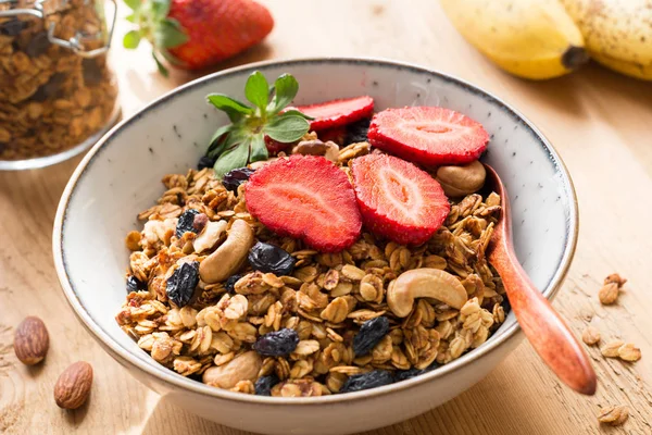 グラノーラ ボウルと健康的な朝食の新鮮な果物 — ストック写真