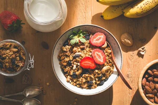 Mesa de desayuno saludable: granola, frutas y leche — Foto de Stock