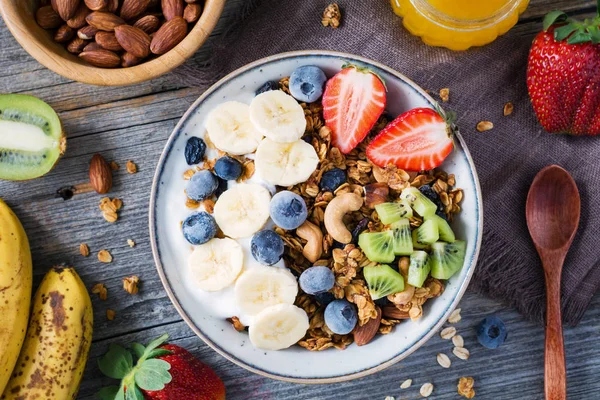 Cuenco de cereales con granola, fruta fresca y yogur — Foto de Stock