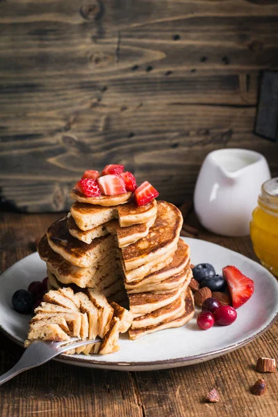 Crêpes d'avoine aux fraises et au miel — Photo