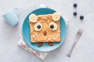 Fıstık ezmeli tost şirin baykuş ya da koala içinde çocuklar için