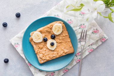 Oyuncak ayı fıstık ezmeli tost, çocuklar yemek