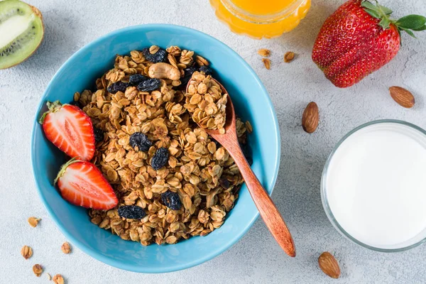 Gesundes Frühstück: Müsli Haferflocken, Obst, Honig und Milch — Stockfoto