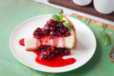 Beyaz tabakta berry soslu Cheesecake
