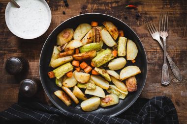 Kavrulmuş sebze ve tzatziki sos. Sağlıklı yemek