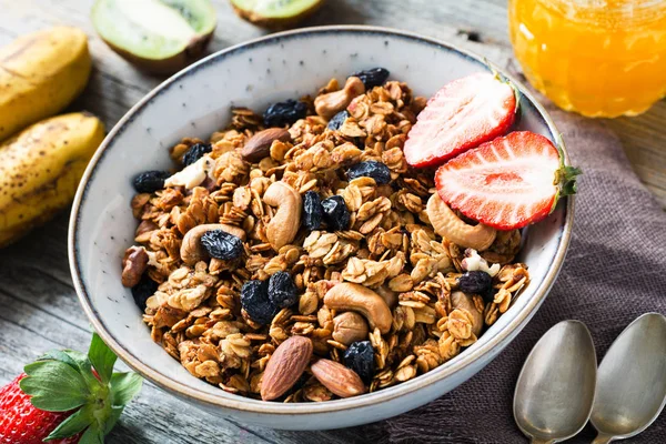 Müslischale mit Trockenfrüchten und Nüssen — Stockfoto