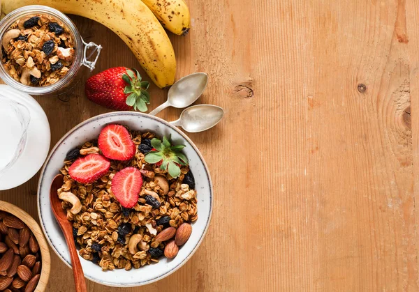 Granola, frutas y leche: alimentos para un desayuno saludable — Foto de Stock