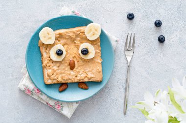Fıstık ezmeli tost çocuklar sağlıklı kahvaltı ve öğle yemeği için