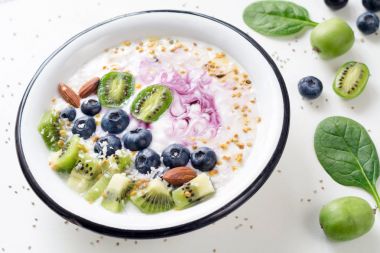 Kivi, yaban mersini, fındık, Hindistan cevizi ve arı polen ile güler yüzlü kase