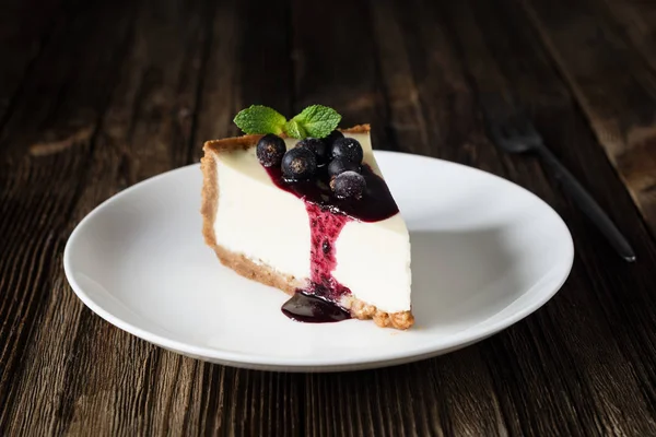 Cheesecake με σάλτσα βατόμουρου — Φωτογραφία Αρχείου