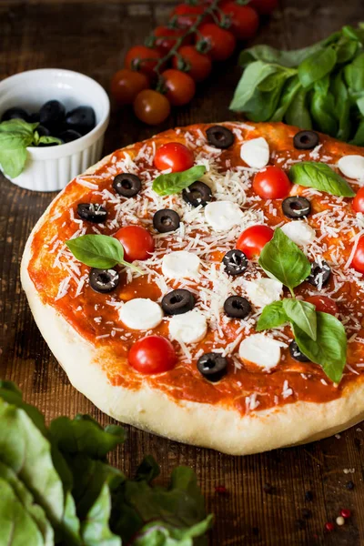 Italská pizza na dřevěný stůl — Stock fotografie