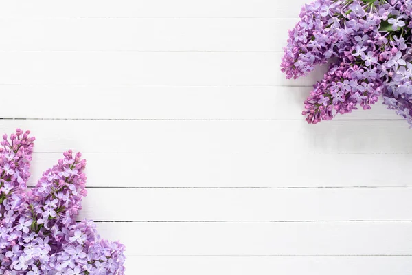 Lilas sur fond de bois blanc. Cadre floral — Photo