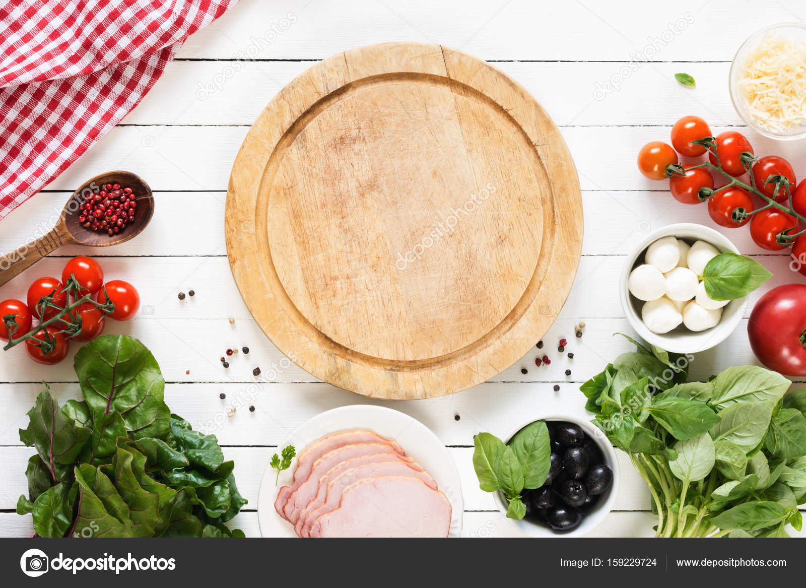 Beyaz tahta masada İtalyan pizza yapmak için malzemeler. Üstten Görünüm