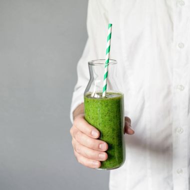 yeşil smoothie şişesi