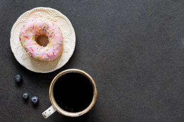 Kahve ve sırlı pembe çörek. Çalışma alanı arka plan