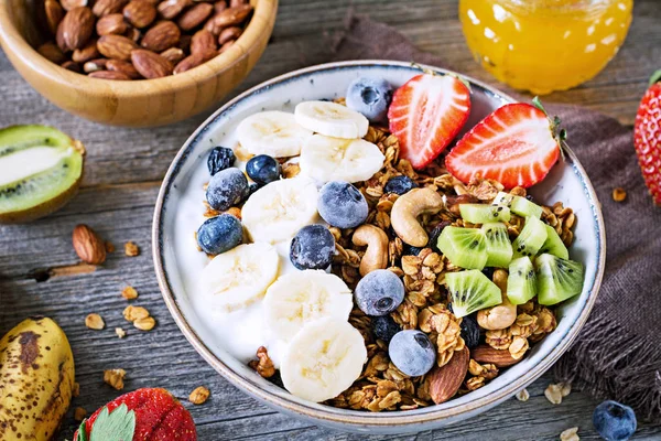 Cuenco de muesli con frutas frescas, bayas y frutos secos — Foto de Stock