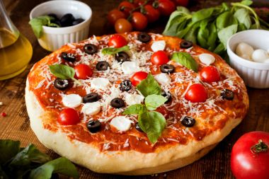 İtalyan pizza Mozzarella peyniri, Siyah Zeytin, domates ve fesleğen ile