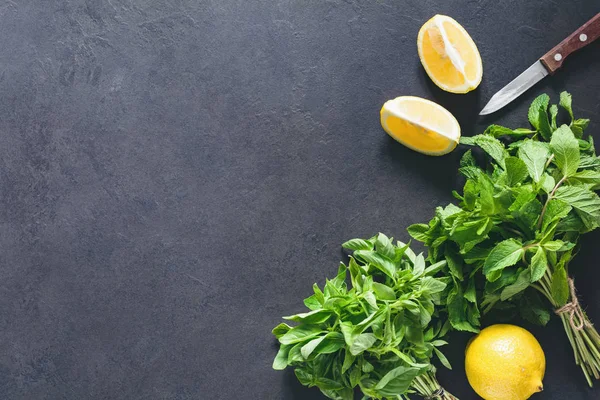 Nane, fesleğen ve limon koyu arka plan üzerinde