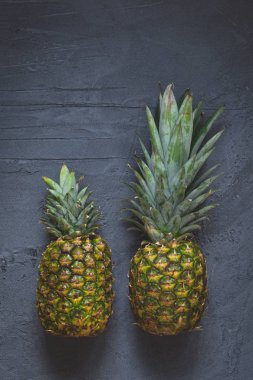 Ananas koyu arka plan üzerine görüntülemek